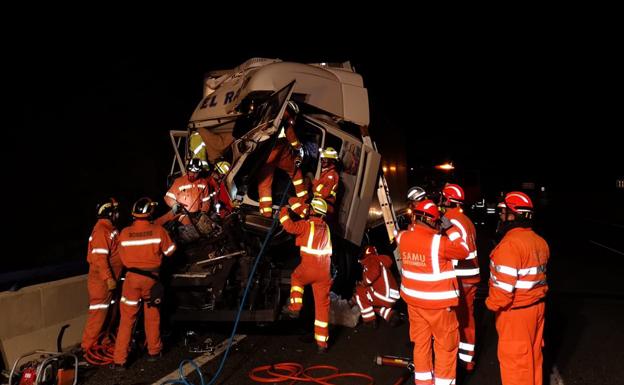 Un herido grave en el choque de dos camiones en la A-3