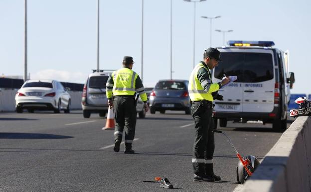 Una motorista muy grave al chocar contra un camión en la avenida del Cid