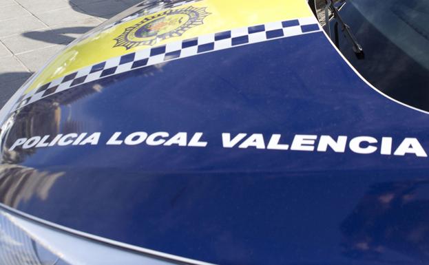 Agrede a su pareja en plena avenida en Valencia y huye al ver un coche patrulla