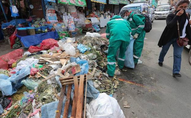 Unas 1.500 toneladas de basura inundan las calles de La Paz en Bolivia