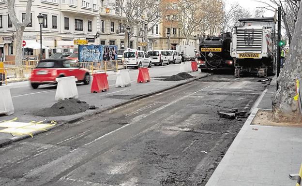 Asfaltado nocturno de calles en seis barrios de Valencia esta semana