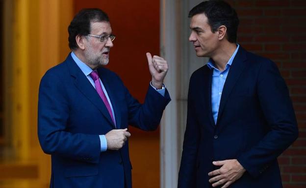 El PSOE defiende que Sánchez viaja como Rajoy, solo que sin «extra de whisky»