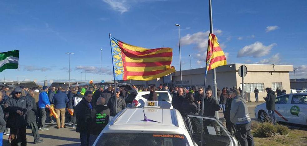 Taxistas valencianos en el bloqueo del parking de Barajas