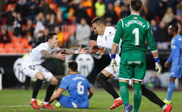 Rodrigo obra el milagro y lleva al Valencia a semifinales de Copa