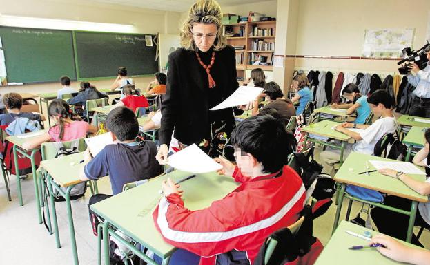 Los colegios darán los exámenes corregidos a los padres y alumnos tras una petición del Síndic