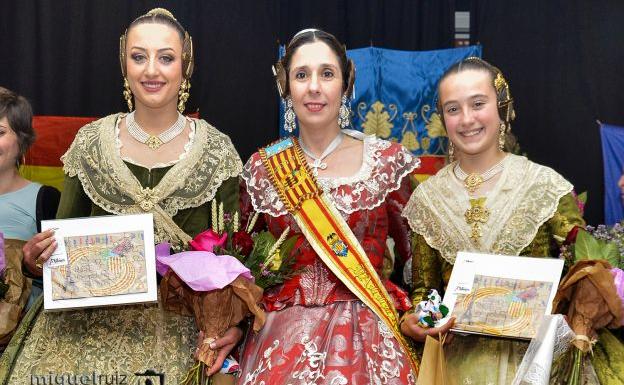 Rocío y Daniela coronan a la fallera mayor de París 2019