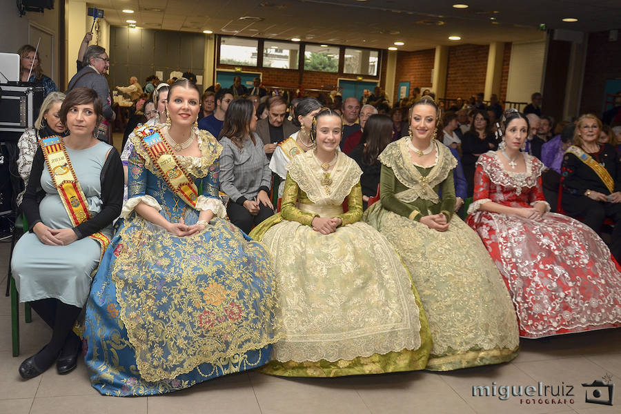 Rocio y Daniela coronan a la fallera mayor de París 2019