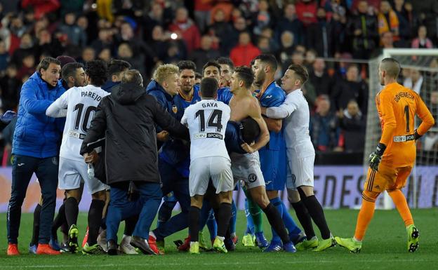 Locura y tangana sobre el césped en el Valencia-Getafe