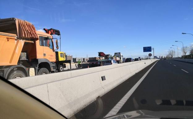 Cientos de vehículos atrapados por el accidente de un camión en la V-30