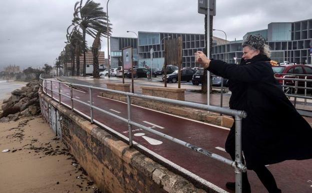 El ferry Valencia-Palma choca con el muelle de Ibiza por el fuerte viento