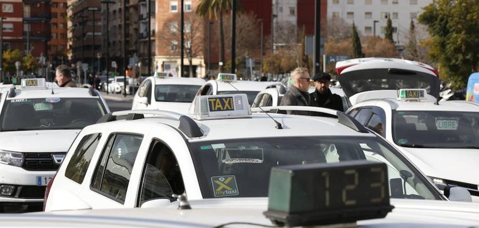 El taxi sale a la calle en Valencia contra las VTC