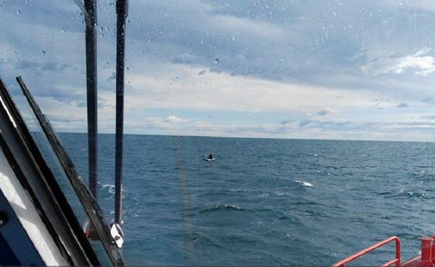 Rescatada una surfista a la deriva por el fuerte viento