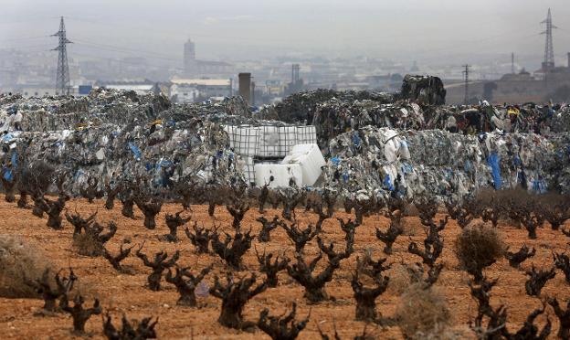 El plástico de Utiel llegó de empresas canarias y concesionarias de basura