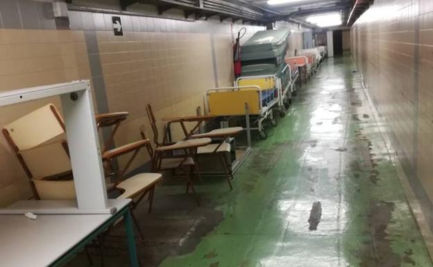 Mobiliario en desuso y desconchones afean los sótanos del Hospital Clínico de Valencia