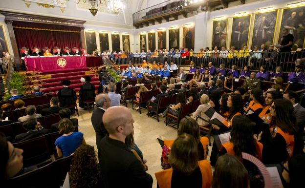 La jubilación del 40% de los catedráticos pone en jaque la experiencia universitaria