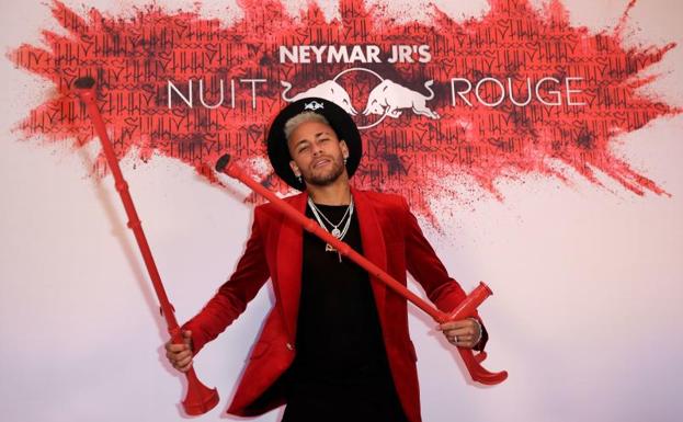 Neymar festeja su cumpleaños con muletas y gran pompa