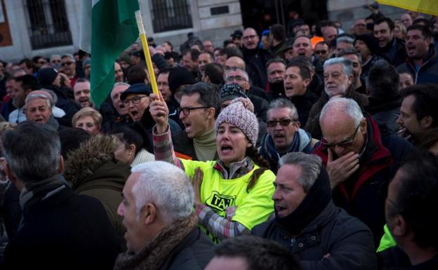 El taxi de Madrid tira la toalla y pone fin a la huelga sin haber conseguido nada