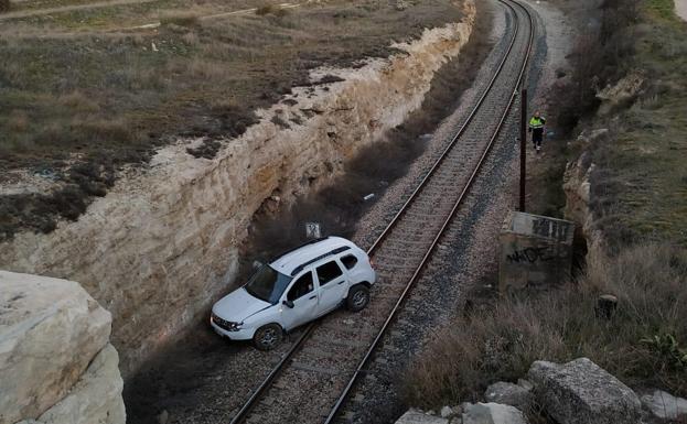 Cortan las vías del tren en Requena al caer un coche desde un puente