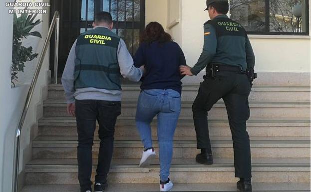 Detienen a una joven en Calp por sustraer más de 50.000 euros en joyas por el método del abrazo