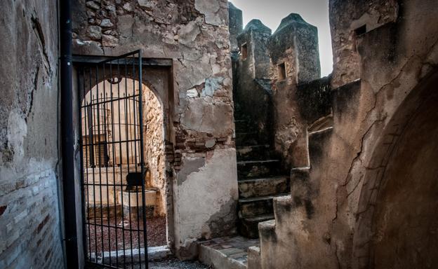 El castillo de Benissanó revive una batalla medieval con jinetes, cañones y una escuadra de caballería