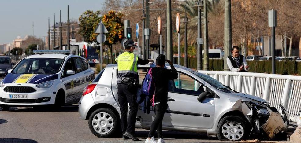 Herido leve al volcar su coche en Tarongers