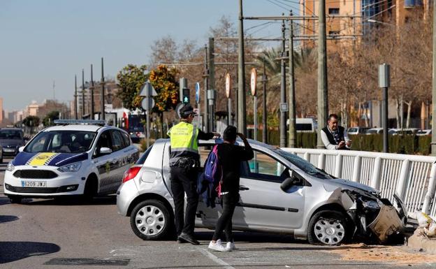 Herido leve al volcar su coche en Tarongers