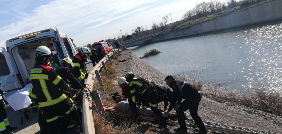 Los bomberos rescatan a un hombre que había caído al barranco del Carraixet
