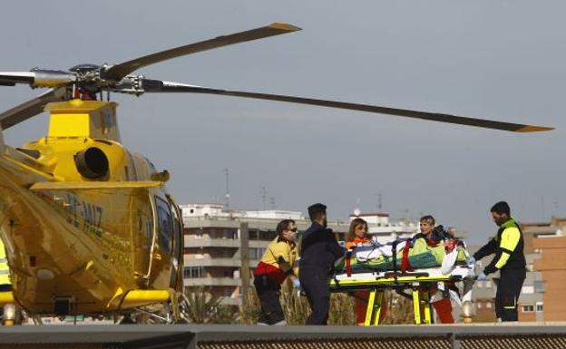 Un joven de 17 años, herido grave y evacuado en helicóptero tras el choque de una moto y una furgoneta en la CV-610