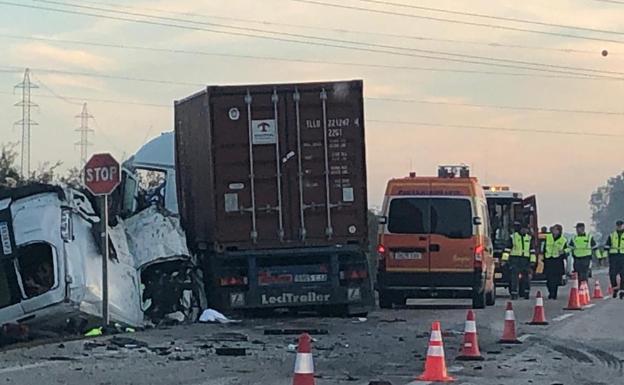 Mueren cinco trabajadores en Sevilla al chocar su furgoneta contra un camión