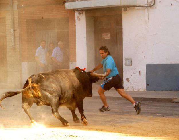 Valencia recuerda a los grandes maestros del bou al carrer