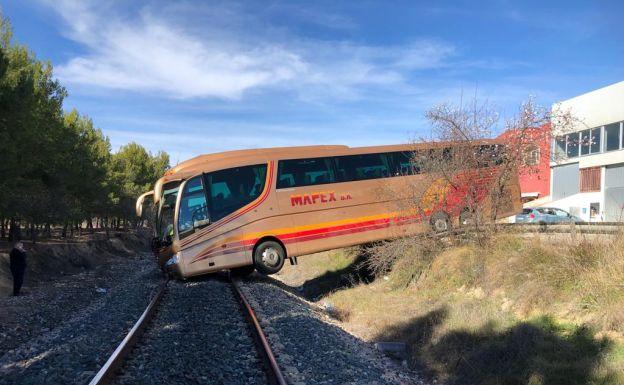 Siete trenes afectados tras la caída de un autobús a la vía en Requena