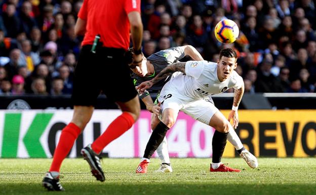 Santi Mina sufre un esguince en el tobillo y se perderá los próximos partidos