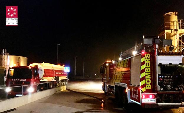 Bomberos trabajan en la extinción de un incendio en una planta de reciclaje de basura de Cervera