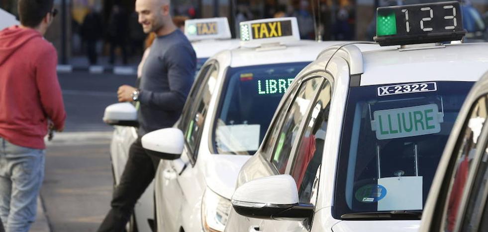 Los taxis amenazan con colapsar hoy el centro de Valencia en protesta por los VTC