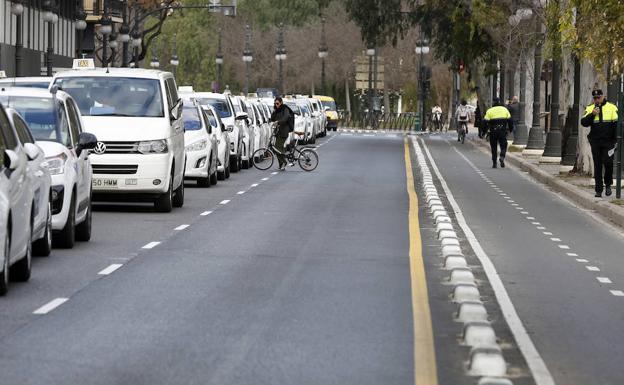 La consellera advierte al sector del taxi: si no acepta sus propuestas, «no habrá decreto»