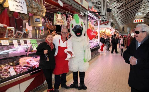 El 'sí quiero' de una charcutera y un carnicero en el Mercado Central