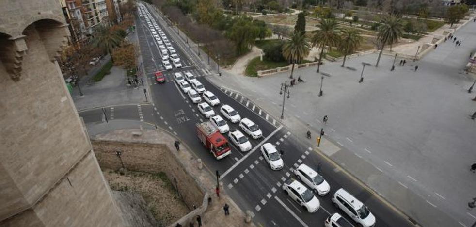 Los taxis presionan al Consell con tres horas de colapso en Valencia