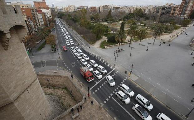 Los taxis presionan al Consell con tres horas de colapso en Valencia