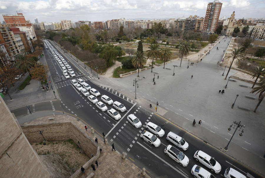 La protesta de los taxistas colapsa el centro de Valencia