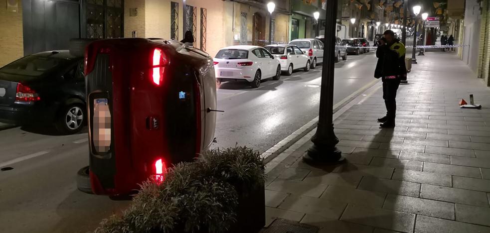Vuelca en Torrent tras estrellarse con varios coches aparcados y triplica la tasa de alcohol