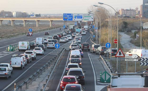 De atasco en atasco en los accesos a Valencia