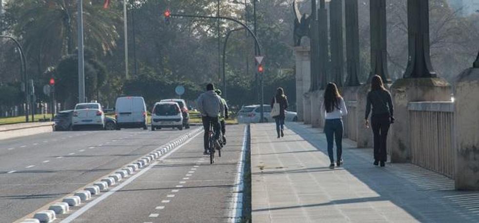 Ambulancias piden evitar los bordillos y poner caucho en los carriles bici para aparcar