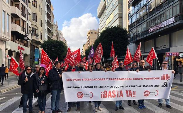 Los trabajadores de Vodafone se concentran en el centro de Valencia como protesta por el ERE