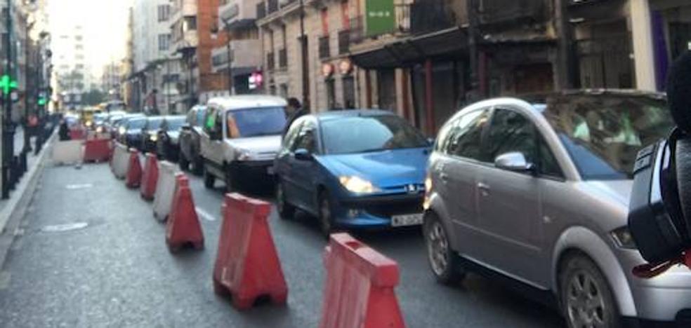 Las obras del carril bici provocan los primeros atascos en las grandes vías