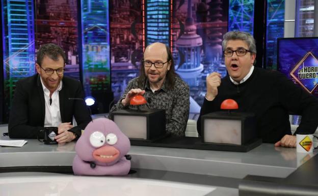 Pablo Motos destruye la tarjeta platino de Santiago Segura en 'El Hormiguero'