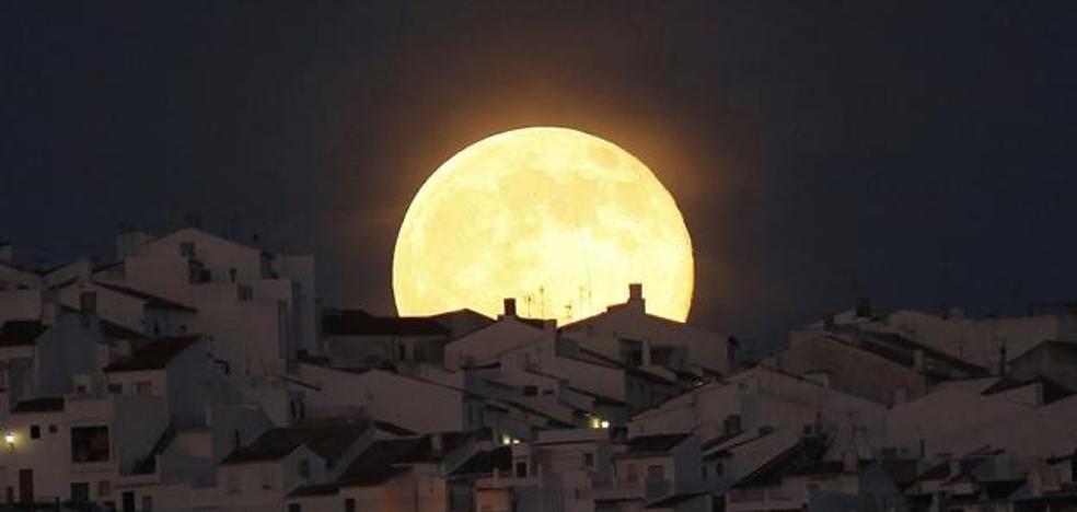 Así se ve Superluna de Nieve, la luna más espectacular en 7 años