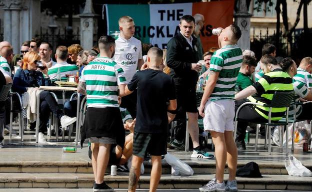 Doce hinchas del Celtic expulsados del AVE en Albacete llegan a Valencia en taxi