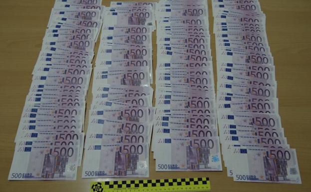 La Guardia Civil encuentra 100.000 euros en billetes falsos en un coche en Novelda