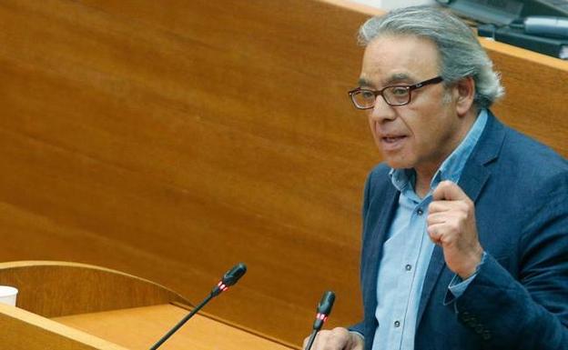 Mata abre la puerta a negociar un pacto con Compromís, pero no con Podemos