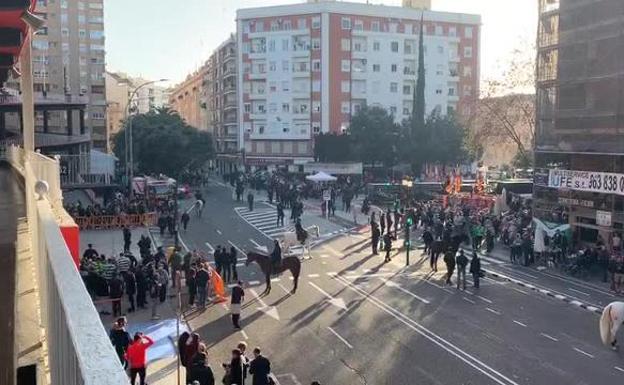 Los seguidores del Celtic lanzan botellas contra la Policía
